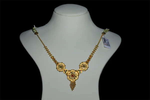 A beautiful Floral Gold Necklace with a stylish design